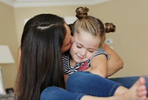 mama-devojcica-dete-zena-poljubac-foto-profimedia-1431886124-662325